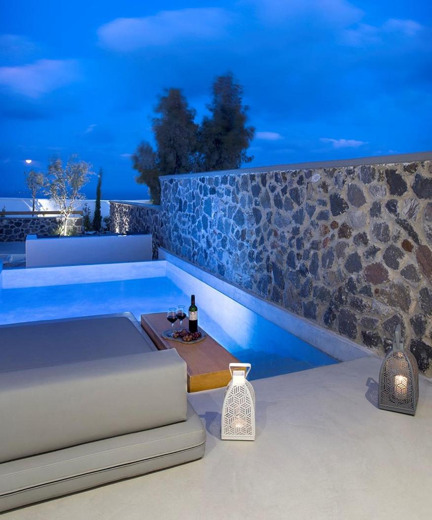 June Twenty Couette-café Karterados (Santorini)