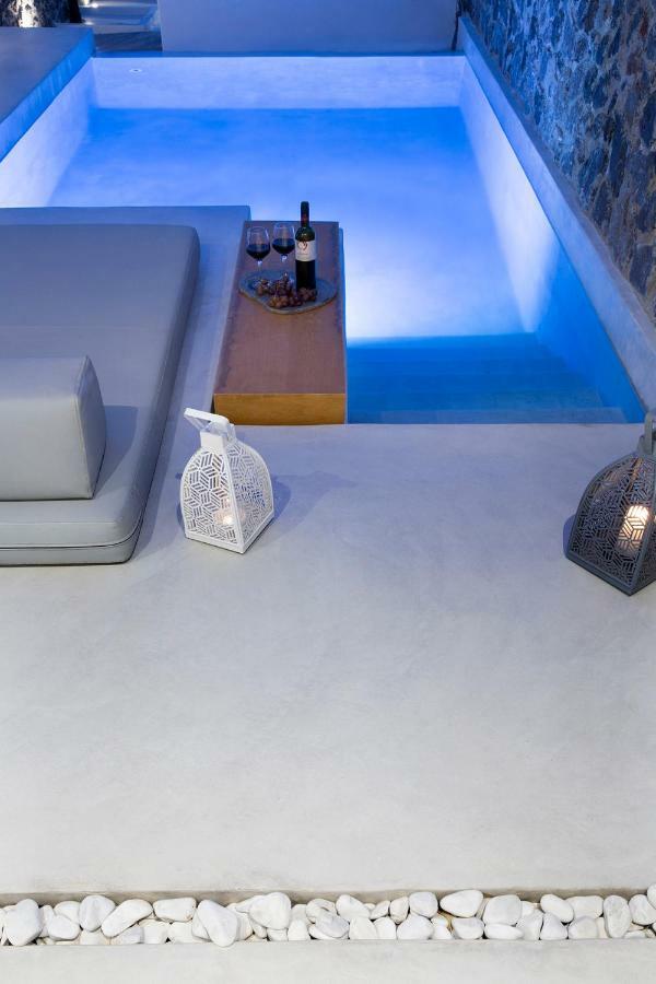 June Twenty 3* Karterados (Santorini)